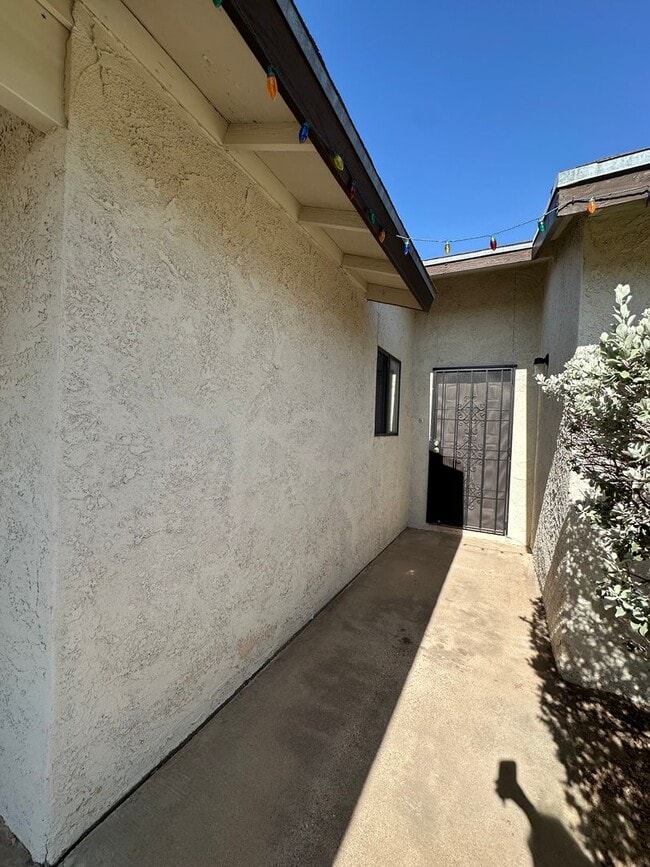 Building Photo - Cute 2 bedroom, 2 bathroom home with firep...