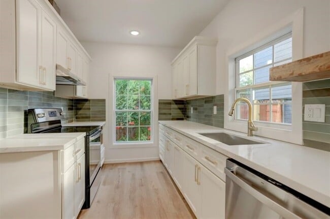 Building Photo - 808 Oakhurst St