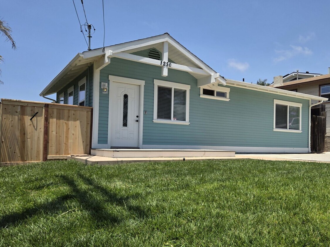 Foto principal - Adorable Beach-Close 2 Bedroom Bungalow in...