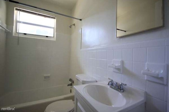 Building Photo - 3 br, 2 bath House - 2701 NW 11th Pl