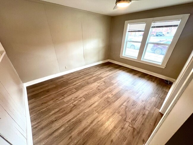 Building Photo - Pet Friendly 3 Bed 1 Bath Single Family home Close to Downtown!