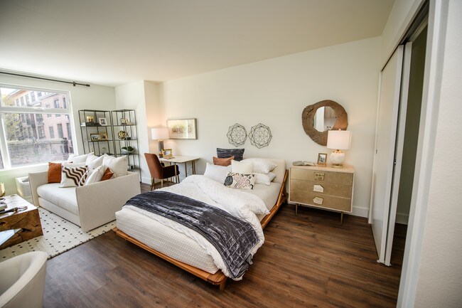 The George Besaw Apartments Cama modelo y mesa de noche - The George Besaw