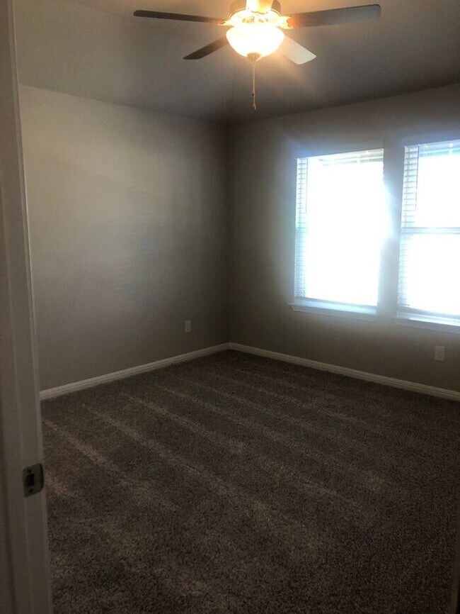 Foto del edificio - -=Available April 2026=-  4BR/2BA w/ Fenced Yard + Covered Parking in Hutto, TX