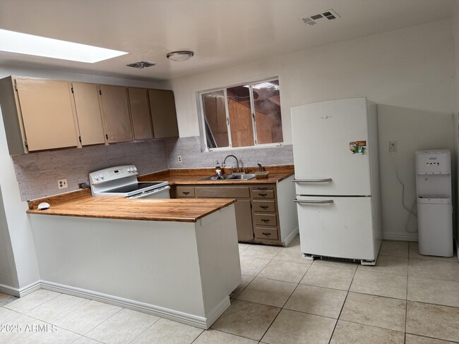 Foto del edificio - 5131 W Earll Dr