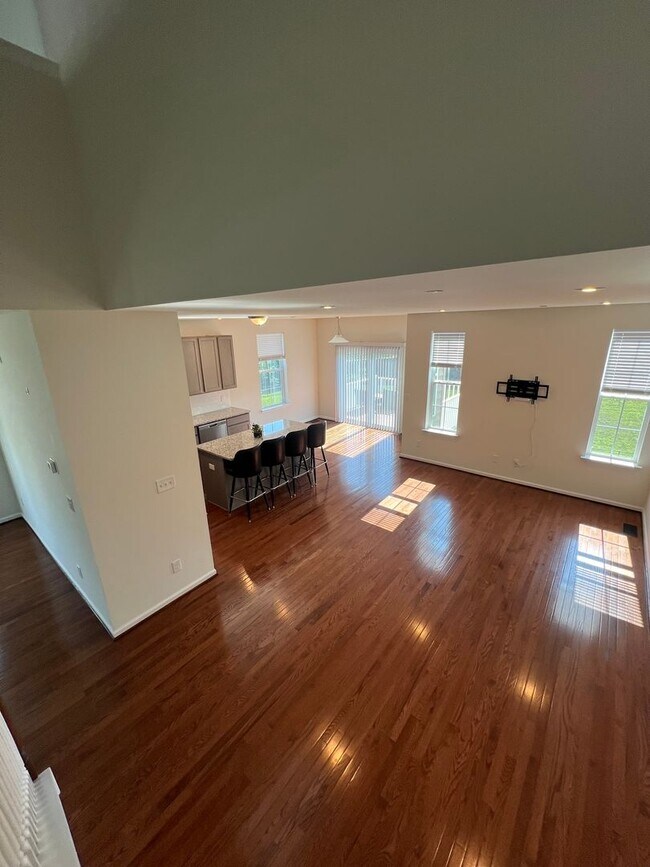 Foto del edificio - THREE BEDROOM TOWNHOME- PARKLAND SCHOOLS