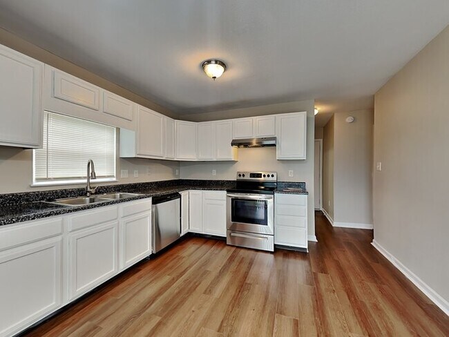 Building Photo - 3 bed 2.5 bath with over 1,700 sq. ft.!