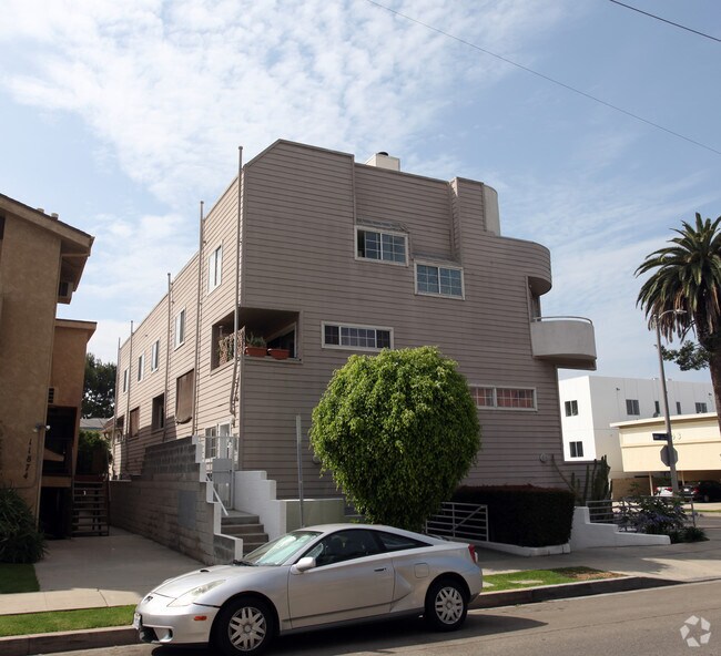 Foto del edificio - 1700-1708 Armacost Ave