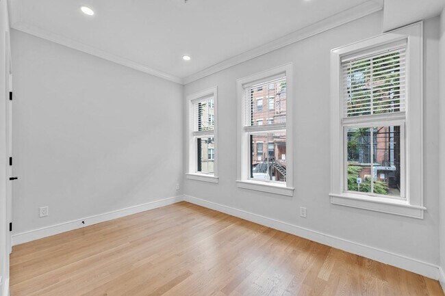 Building Photo - 529 Newbury St