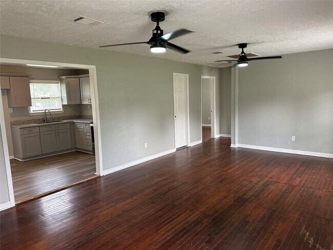 Foto del edificio - 5345 Higgins St