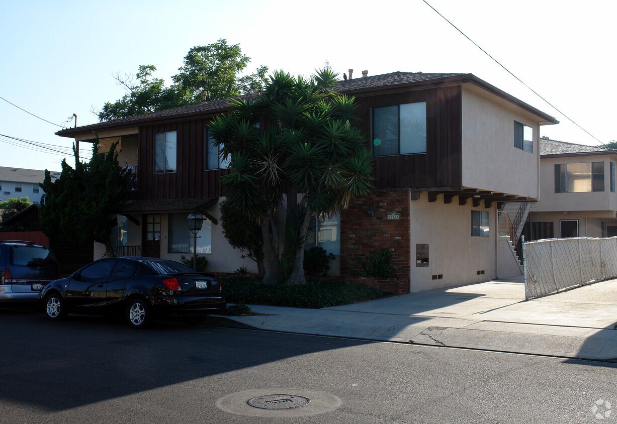 Building Photo - 11854 Manor Dr
