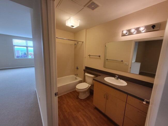 Building Photo - Peninsula Apartments