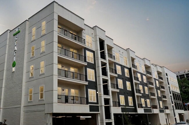 Building Photo - STATION CRESTLINE