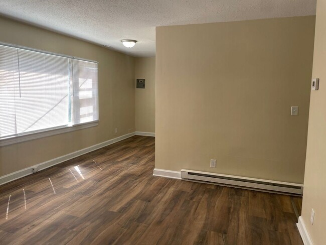 Building Photo - 2 bed, 1 bath located in High Point!
