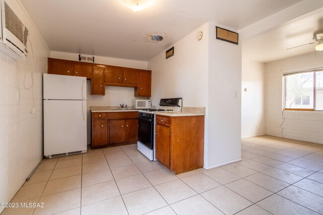 Building Photo - 3647 E Bermuda St