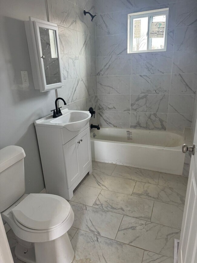 Foto del edificio - Fully Updated 3 Bedroom - 1 bathroom - $1,375