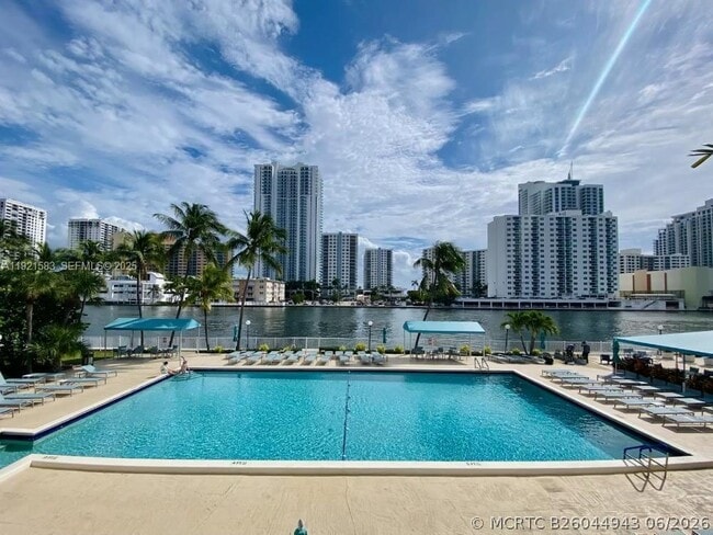 Building Photo - 1000 Parkview Dr