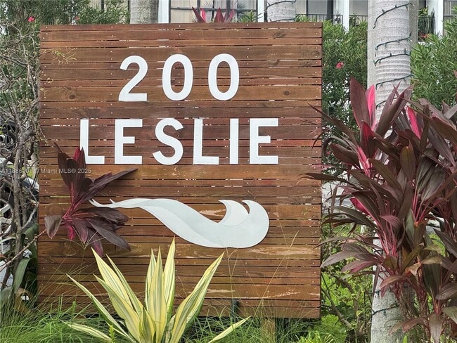 Foto del edificio - 200 Leslie Dr