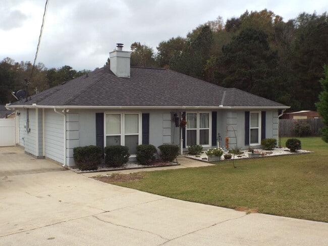 Building Photo - 4 Bedroom, 2 Bath Home in Desirable Lee Co...