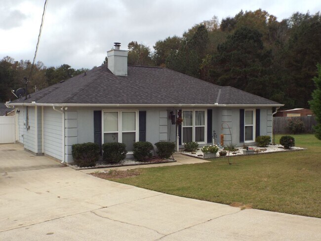 Foto del edificio - 4 Bedroom, 2 Bath Home in Desirable Lee Co...
