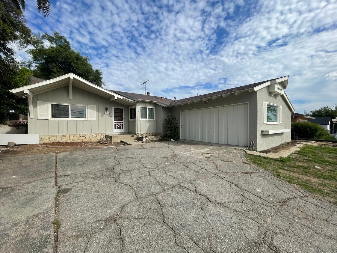 Primary Photo - 11552 Gothic Ave