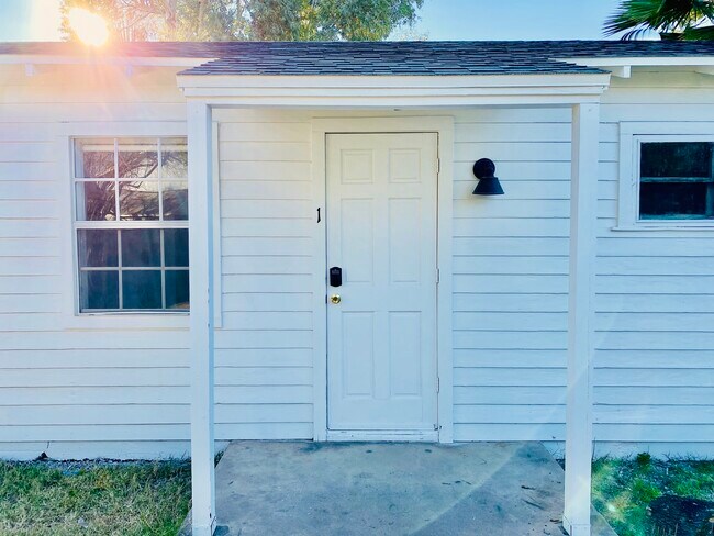 Foto del edificio - 1716 E Earll Dr