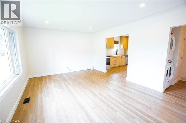 Photo du bâtiment - 177 Pleasant Ave