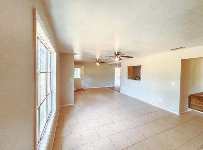 Building Photo - 205 Cambridge Ln