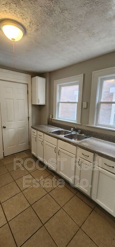 Building Photo - 566 Lilley Ave