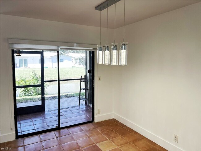Building Photo - 2 br, 2 bath Townhome - 8136 NW 15th Mnr