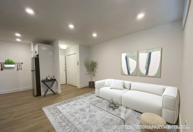 Building Photo - 740 E 7th St