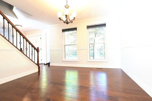 Foto del edificio - 5 Bed 3.5 Bath Chesterfield Charmer