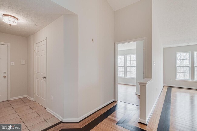 Building Photo - 2052 Hunting Ridge Dr