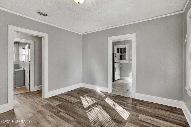 Building Photo - 1431 W 26th St