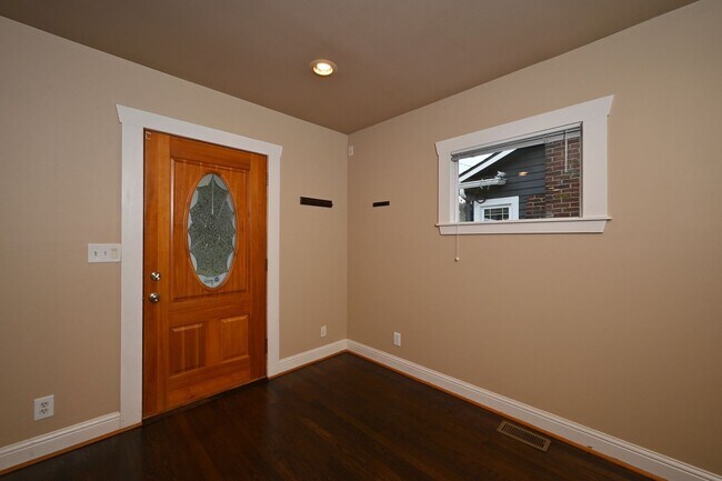 Foto del edificio - Charming 3 Bedroom/2 Bath Craftsman Home for Lease in Phinney/Greenlake