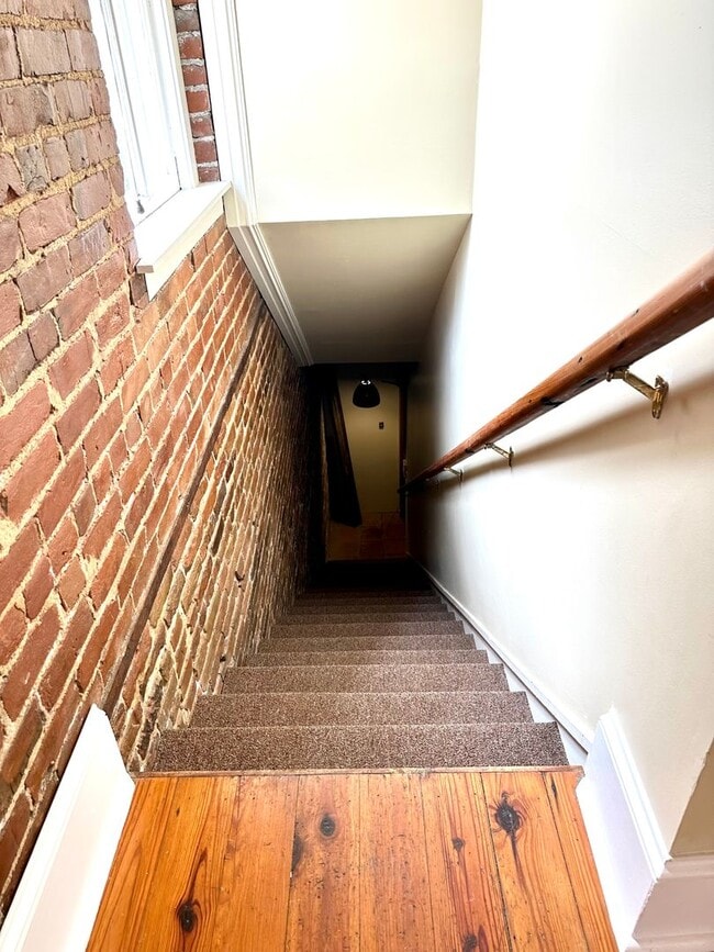 Building Photo - 3BR 2BA 3rd Street Downtown