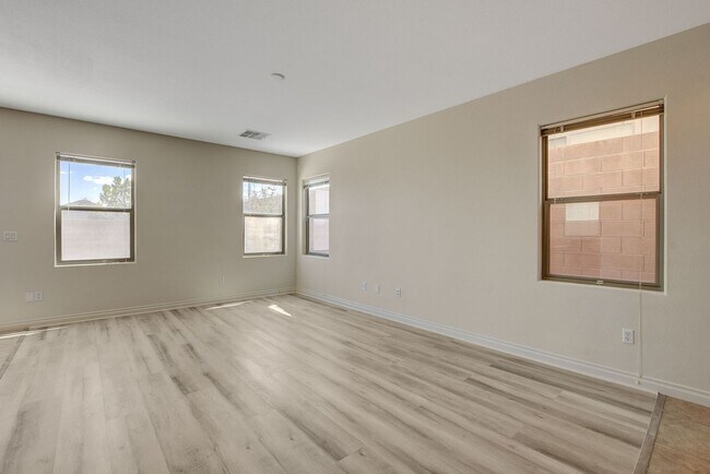 Foto del edificio - BEAUTIFUL 2 Story, 4 Bedroom Home Near Lone Mountain!