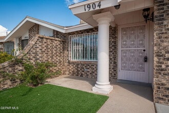 Building Photo - 1904 Estrada Dr