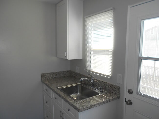 Kitchen - 2085 Abbott St