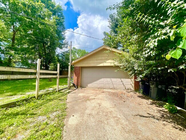 Building Photo - 2121 Larkspur Dr