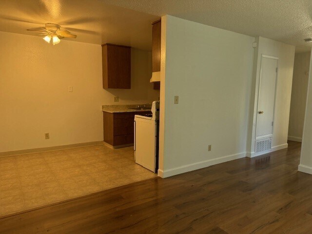 Foto del edificio - Two Bedroom, One Bathroom Duplex!!