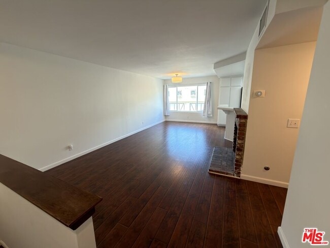 Building Photo - 9915 Variel Ave