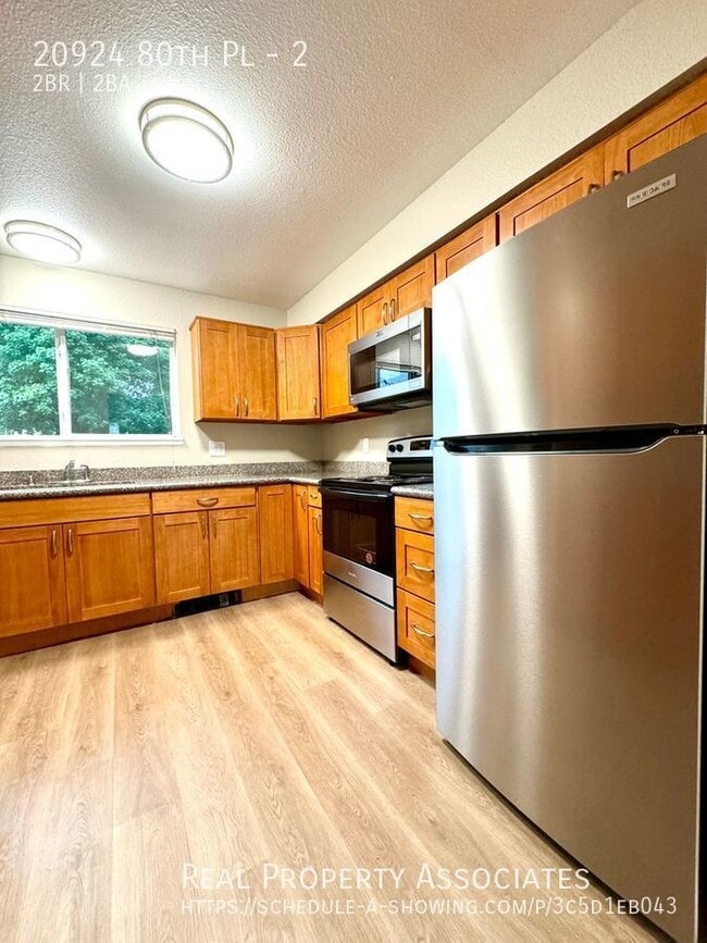 Building Photo - Large Updated 2 Bedroom 1.5 Bath Townhome ...
