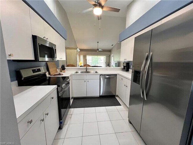 Foto del edificio - ** Annual Rental ~ 2 + Den W/Garage Condo ...