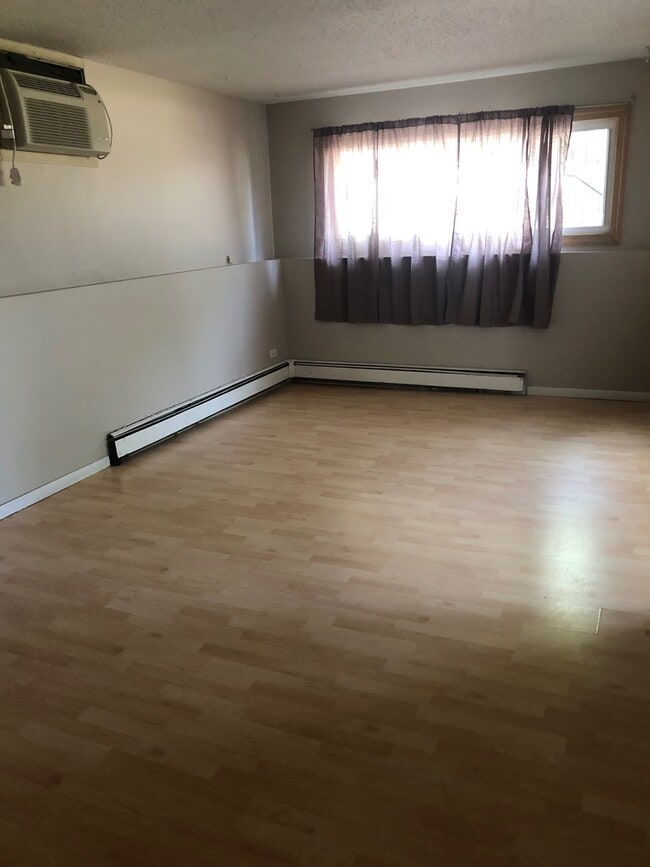 Building Photo - Cute 3 bedroom and 2 bathroom duplex