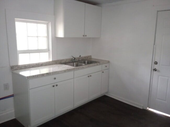 Building Photo - 1 Bedroom 1 Bath in Clinton, SC