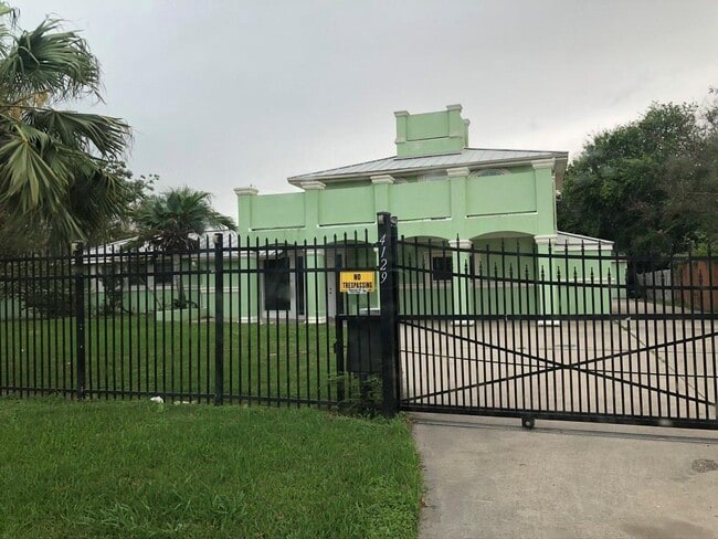 Building Photo - 4129 Ocean Dr