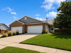 Building Photo - 208 Red Bud Dr