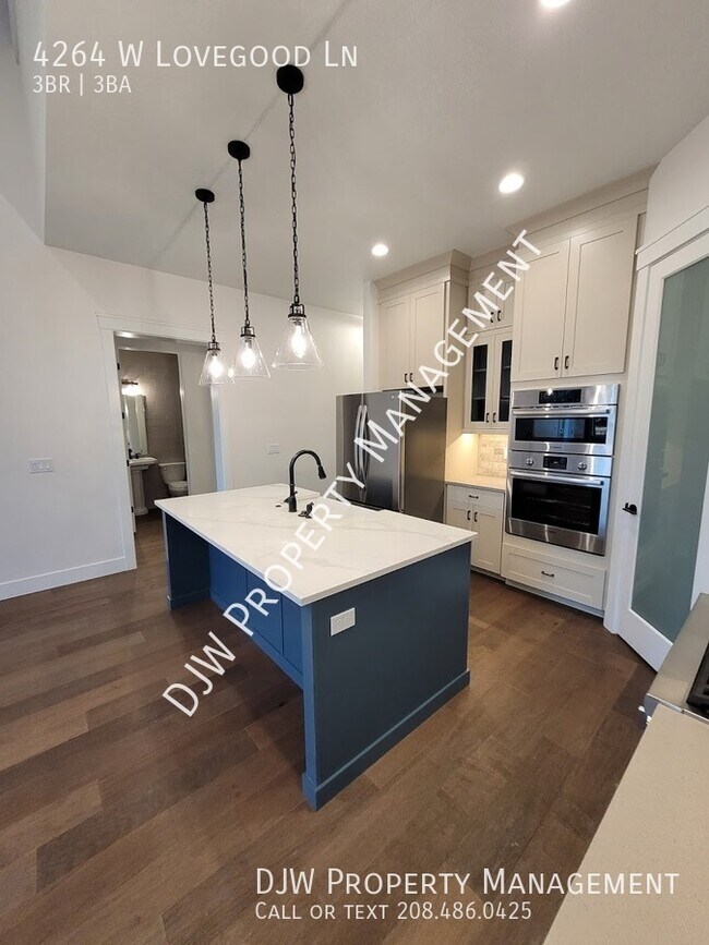Building Photo - Remarkable Townhome Located in SpurWing He...