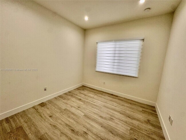 Foto del edificio - 8143 NW 45th St