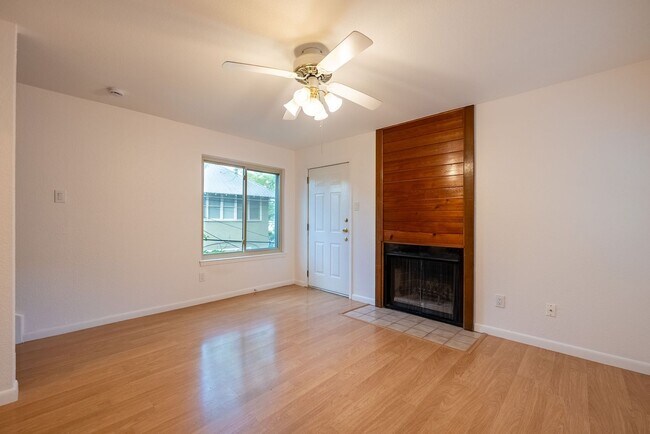Foto del edificio - Beautiful 2 Bedrooms, 1.5 BathroomS home in Gateway Condominiums!!!